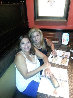 Waldina Castillo con su hermana Cherly de cumple