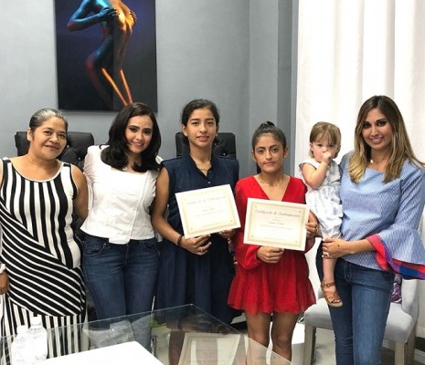 Alice Yacaman ofreció asesoramiento de maquillaje de acuerdo a su tono y tipo de piel a cada una de las participantes del Taller de Automaquillaje