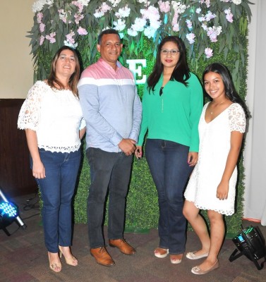 Yanira Orellana, Cecilio Urbina, Vanessa de Urbina y Nadia Rivera