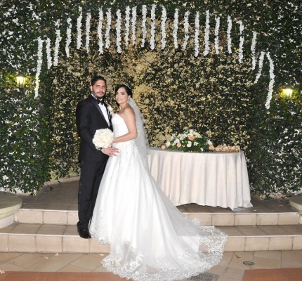 Yusef Antúnez y Gabriela Funes...una pareja inconfundible que apostó por un outfit personalizado que armonizó de manera perfecta con la magia de su gran noche de bodas.