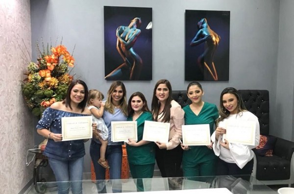 Zelia Bonilla, Sofia Sagastume, Angie Navas, Jazmin Sagastume, Daniela Amador y Sussy Pineda, recibieron su certificado de participación en el Taller de Automaquillaje impartido por Alice Yacaman