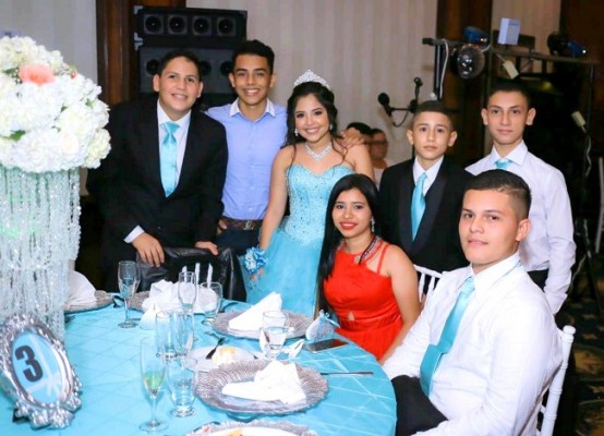 La quinceañera conmpartió con sus más allegados su mágica noche de 15 años.