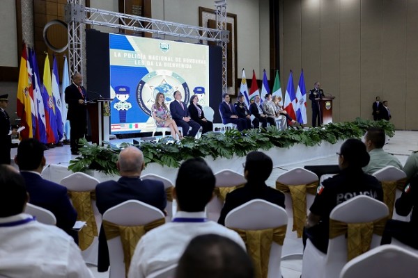 El ministro de Seguridad, Julián Pacheco Tinoco al momento de inaugurar el conclave