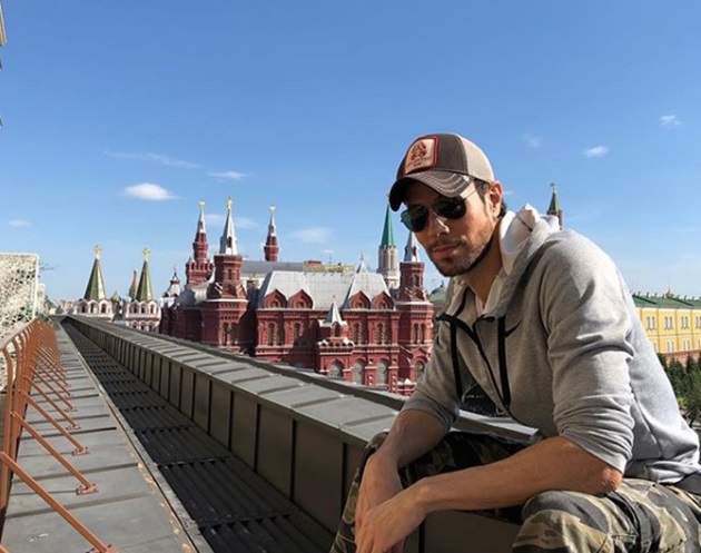 Enrique Iglesias envuelto en gran polémica al tocarle el trasero a su corista (+video)