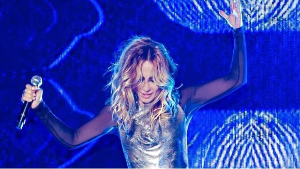 A Marta Sánchez se le rompe el vestido en pleno concierto dejando su pechos al descubierto