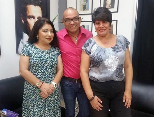 Yanina Romero con Esther Amaya y Justo Mayorga el famoso estilista