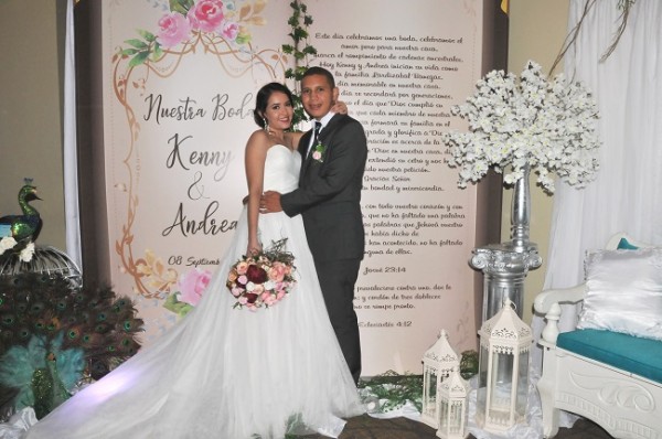 Andrea Beatriz y Kenny, unieron sus vidas en una ceremonia realizada en el ministerio Theos, donde el pastor Leonardo Martínez los declaró marido y mujer.