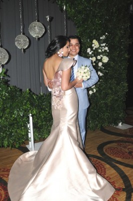 Arnaldo y Sandra brillaron unanimemente en su velada nupcial con 2 looks perfectos y super elegantes.