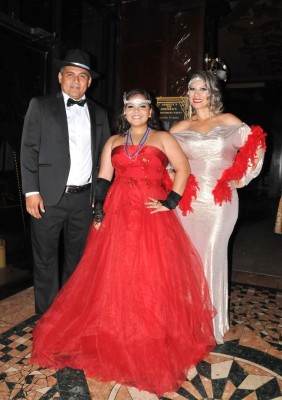 Ashley Canales junto a sus padres, Francisco Canales y Martha Ulloa.