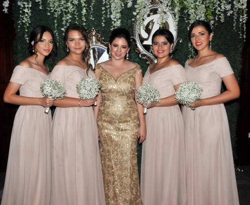 Las damas del cortejo de bodas: Carolina Amaya, Marcela Aguilar, Victoria Amaya, Andrea Salinas y Alejandra Mejía.