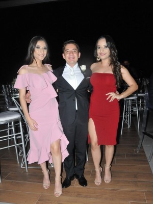 Chelsea Tabora, Jorge Hernan Ramírez (el hijo de la novia) y Alejandra Tábora