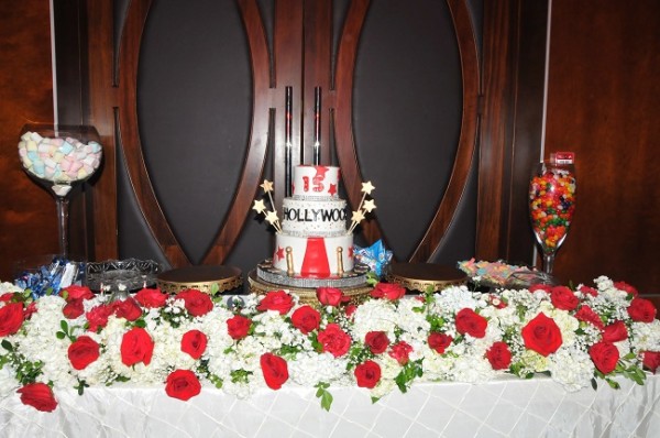 Ofrecieron una variedad de dulces eligiendo una mesa solo para ellos, donde el pastel de cumpleaños fue la otra estrella de la noche debido a la hermosa decoración que lo rodeaba. 