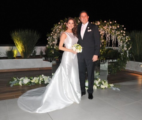 Giselle Rojas y José Eduardo Tinoco lucieron impecables en su inolvidable fiesta de bodas. 