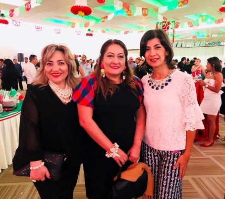 Dina Bulnes, Sonia Mejía y Laura Elvir en la celebración de la fiesta nacional de México ¡Viva México!