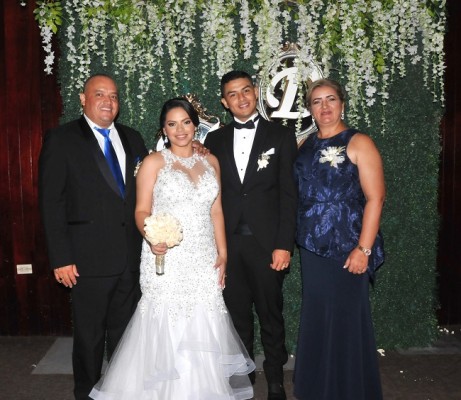 Douglas y Mariely junto a sus padres, José Ramón Amaya Caballero y Digna Castro Mejia