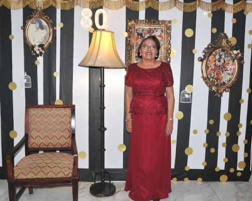 Doña Hayde Padilla celebró su aniversario natal 80 en una fiesta sorpresa organizada por sus hijos en el salón Emperador del Centro de Convenciones del Hotel y Club Copantl