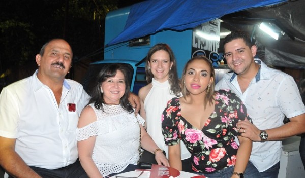 Edgardo y Daysi Handal, Gabriela Handal, David y Brenda Guzman