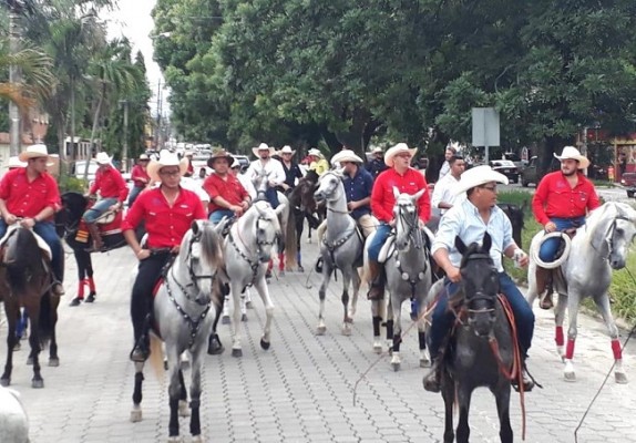 El Club Hípico Valle de Sula durante su tradicional cabalgata al celebrar su 3er aniversario
