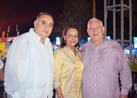 El alcalde de El Progreso, Yoro, Alexander López Orellana en compañía de Roberto Micheletti y su esposa Siomara Girón de Micheletti