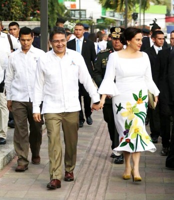 El presidente Juan Orlando Hernández y su esposa Ana García de Hernandez...arrasaron en las redes sociales con comentarios muy favorables relativos al "look" del 15 de septiembre.