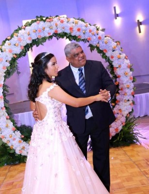 Elizabeth bailó junto a su padre, Fredy Montalván la canción No Crezcas Más del grupo cristiano Tercer Cielo.