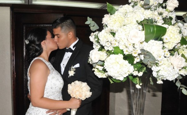 Esta pareja de enamorados sellaron con un romántico beso su promesa de amor eterno
