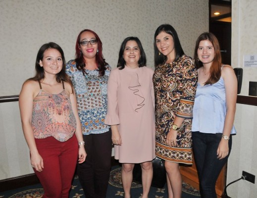 Eyleen Echeverry, la hermana de la novia Gabriela Figueroa, Karla Valencia, Marina Bolaños y Nerea Gonzáles