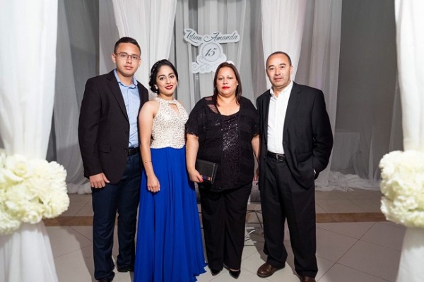 La Familia Perez acompañó en su celebración a la quinceañera.