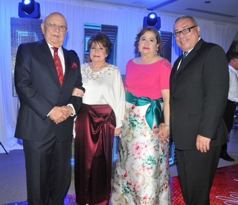Flavio y Mery Tinoco, junto a Thelma de Maradiaga y Edgardo Maradiaga