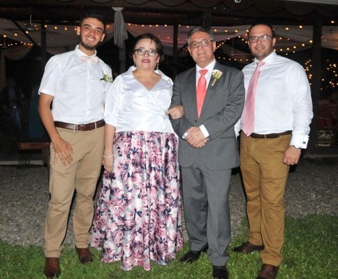 Gabriel Pin, los padres de la novia, Mercedes Figueroa y Manuel Pin, junto a Isaac Pin