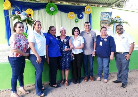 Invitados especiales: Fabiola Ardón, Carolina Costa (Coordinadora de Educación Prebásico Departamento de Cortés), Bertha García (Directora Distrital # 18), Olga Marina Trejo, Cira Alvarenga (Fundación Ficohsa), Héctor Samuel Ardón, Johana Gutiérrez (Asistente Distrital # 18) y Nelson Rodríguez (Secretario Departamental de Educación Cortés)