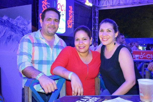 Jorge Handal, Sheila Flores y Doris de Handal