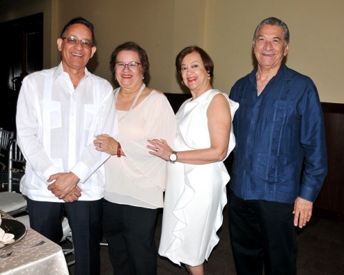 Juan Ramón Ponce, Alina de Ponce, Sandra Flores y Óscar Flores