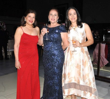 Juliet Handal, la madre del novio, Elda Prieto de Echeverri y Brenda Echeverri