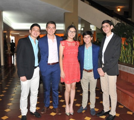Julio Pineda, Elmer Alvarenga, Andrea Vásquez, Erick Reyes y Jorge Andonie