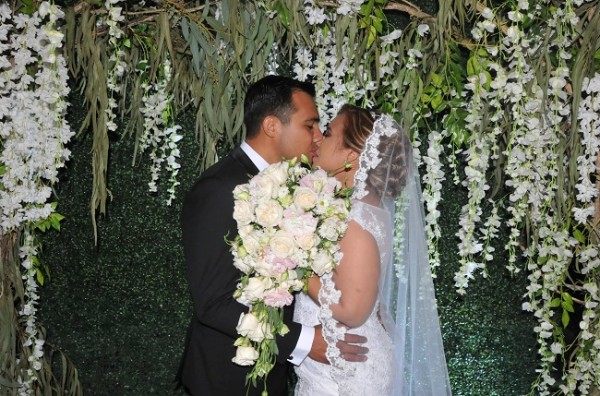 Karen Gissel Zavala Nuñez y Gerson Eduardo Morataya Ruano sellaron su promesa de amor con un romántico beso