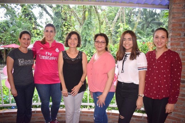 Karen Paredes, Catherine de Handal, Brenda de Rivera, Otomi Rodas, Marcela Alvarado y Linette Turcios