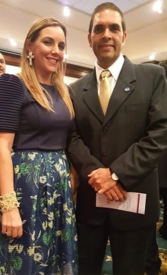 Kathia Yacamán de Romero con su amigo Sergio Guevara