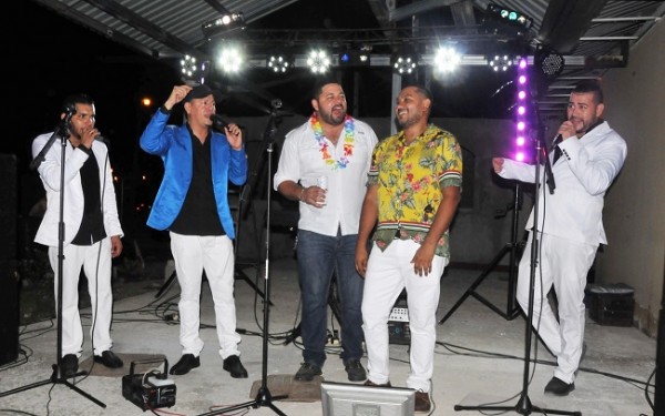 La agrupación musical Los Coquetos del Merengue amenizó la fiesta tropical con su estilo variable e incomparable