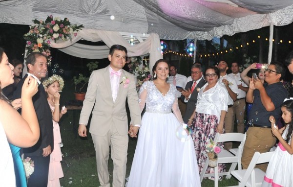 La emocionante salida entre burbujas...¡Mario Tróchez y Paola Pin son ahora marido y mujer!