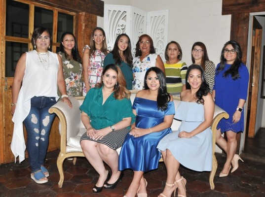 La futura mamá, Elba Trejo de Martínez junto a las oferentes de su festejo prenatal
