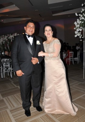 La madre de la novia, Gabriela Ramos de Alvarado y José Héctor Alvarado.