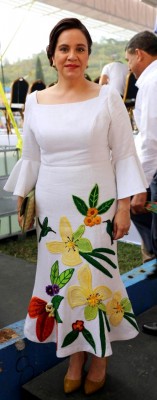 La primera dama Ana de Hernandez lucieron fabulosos con su atuendo 100% artesanales...los comentarios en las redes sociales son muy favorables para la pareja presidencial.
