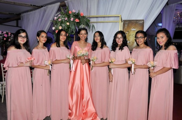 La quinceañera Alexa Mena junto a las damitas de su cortejo de XV años.