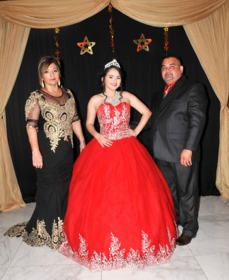 La quinceañera Noelia Rodríguez Lagos junto a sus padres, Marlening Lagos y Noé Rodríguez