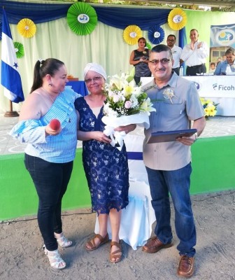 La sub directora del Centro de Excelencia Japón, Alba Maldonado, entregó un reconocimiento especial a la profesora Olga Trejo de Ardón, directora por ley.