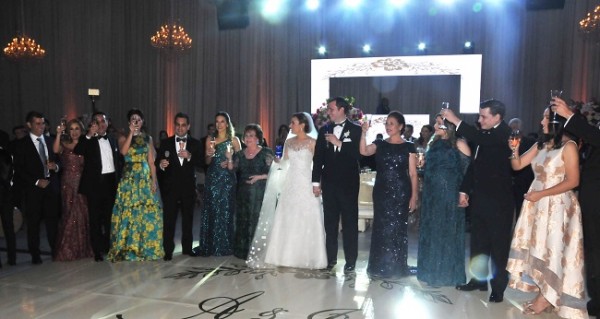 Las familias Echeverri y Hawit brindaron por la felicidad de los novios