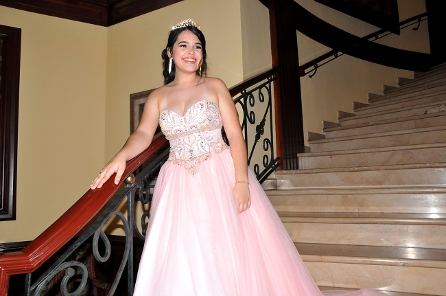 Laura festejó a lo grande sus XV años al estilo carnaval