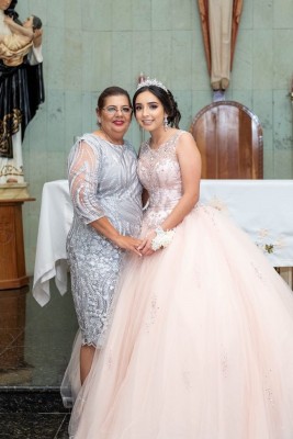 La quinceañera junto a su abuela, Nory Alvarado