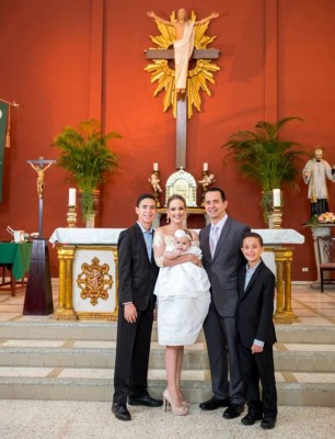 Los esposos López Cueva junto a sus hijos Mario Francisco, Mario Fernando y María Belén.